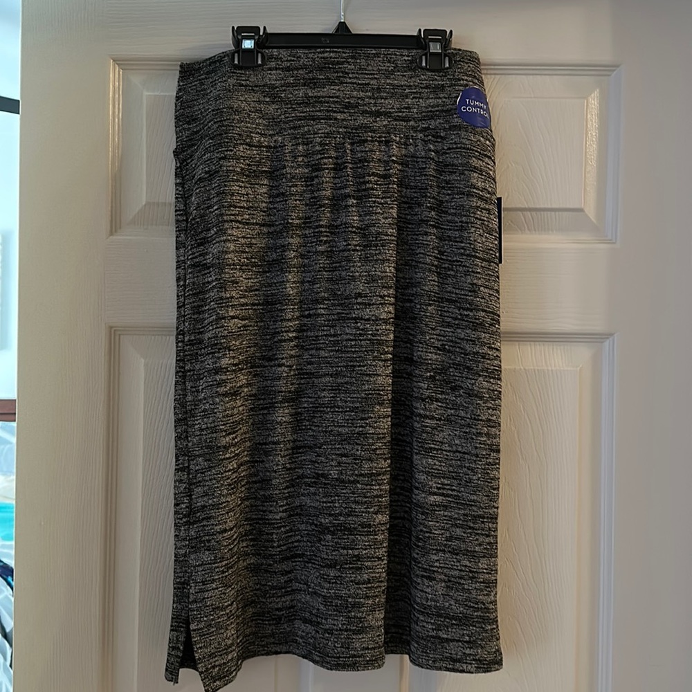 Apt9 new with tags B/W heathered skirt.